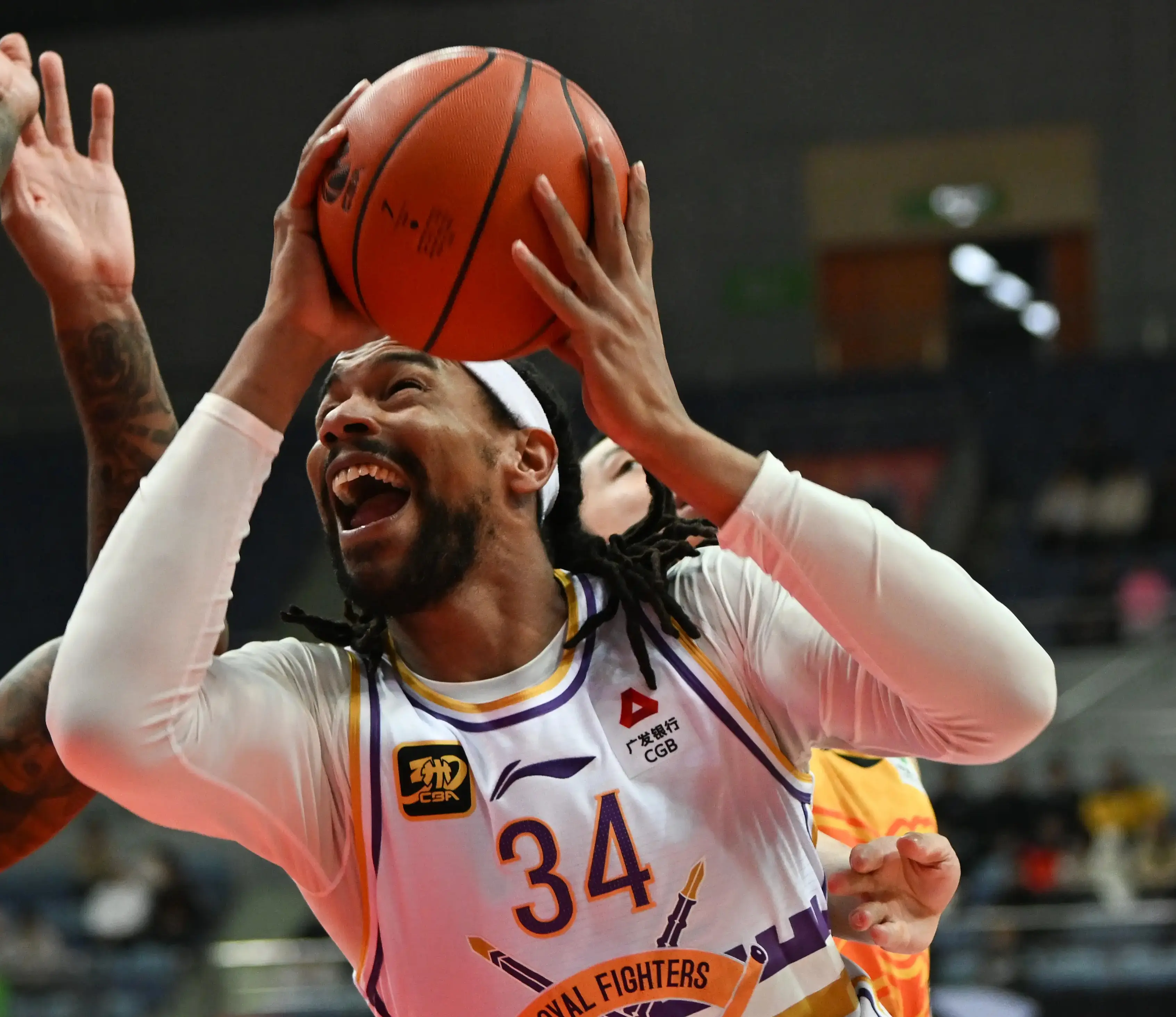 包含中国男篮鏖战美国男篮，萨姆·米切尔爆发神勇的词条