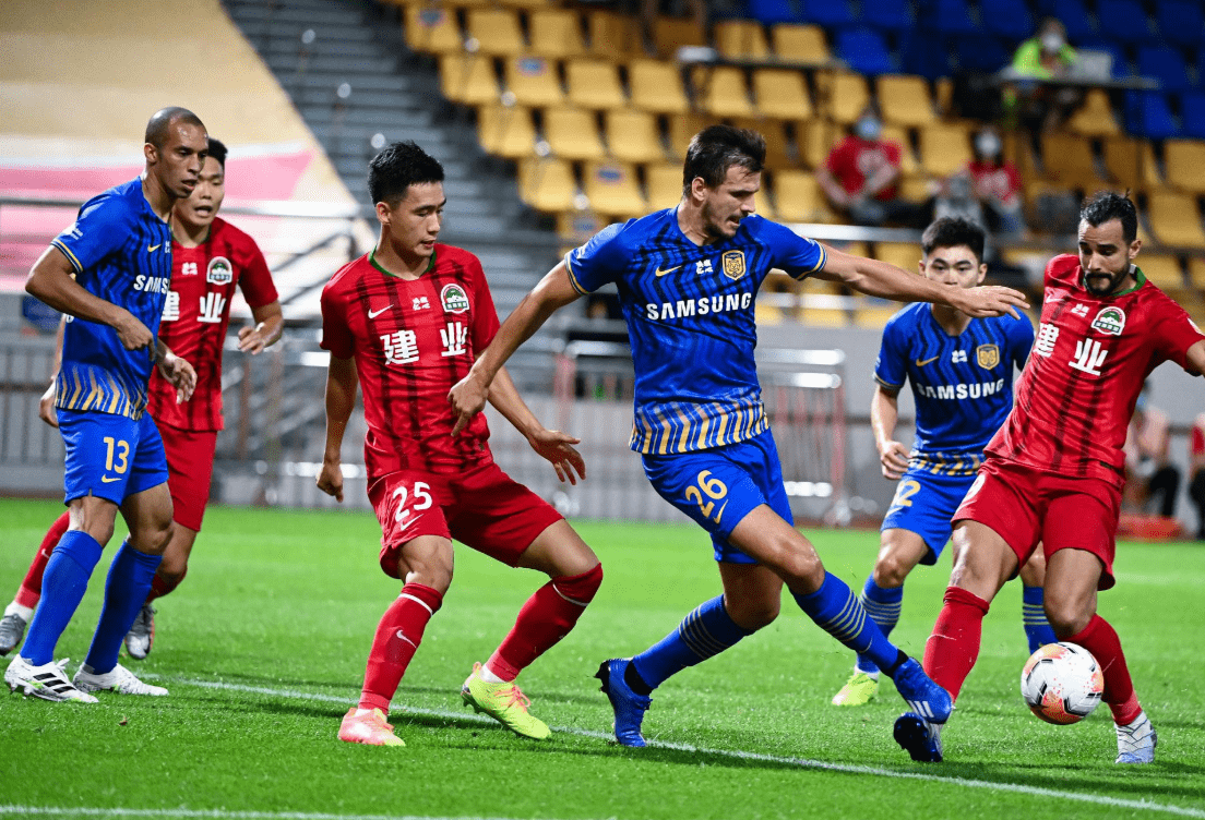 包含纷纷角逐胜负难分看点多多球场精彩的词条