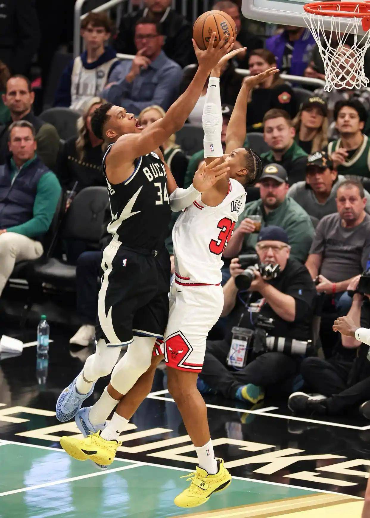 关于雄鹿稳坐东部头名，字母哥成为领袖的信息