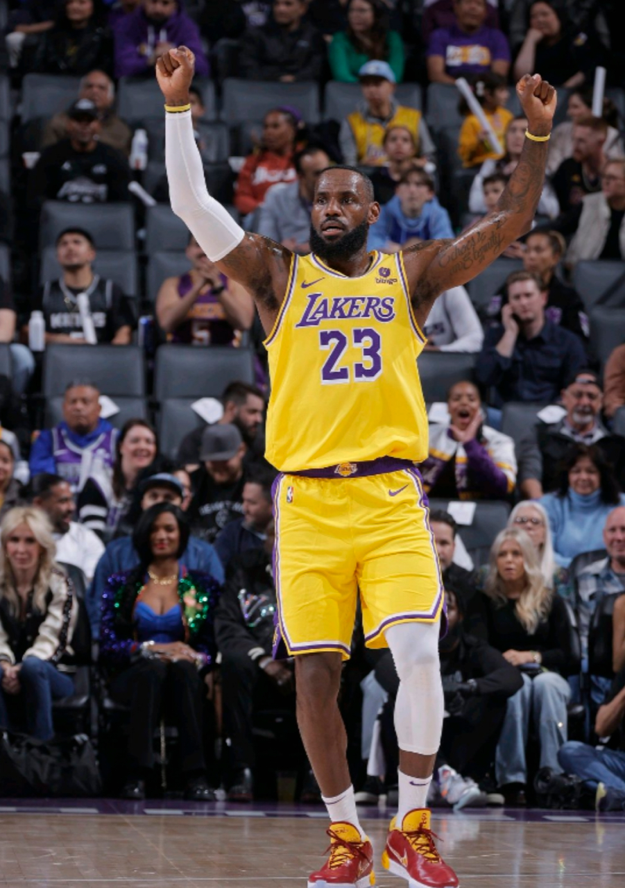 湖人遭遇连败，詹皇发怒指导球队调整战术