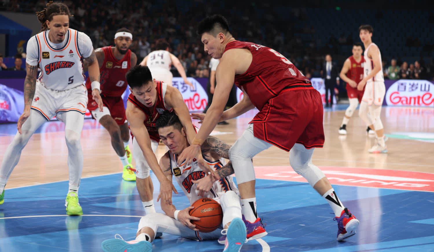 包含现场气氛热烈！球队气势如虹击溃对手的词条