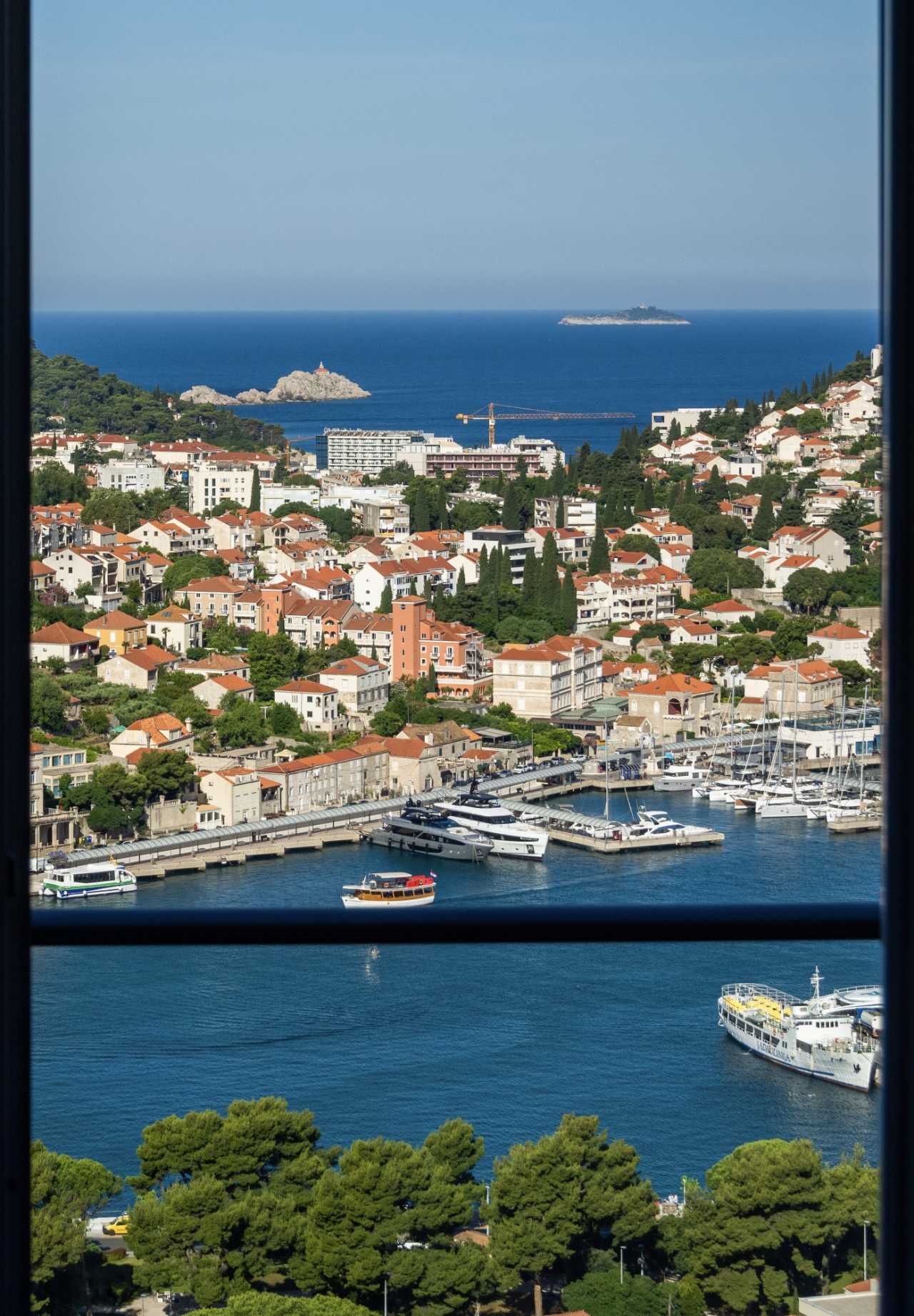 关于克罗地亚比险胜斯洛文尼亚，小组临时第一的信息