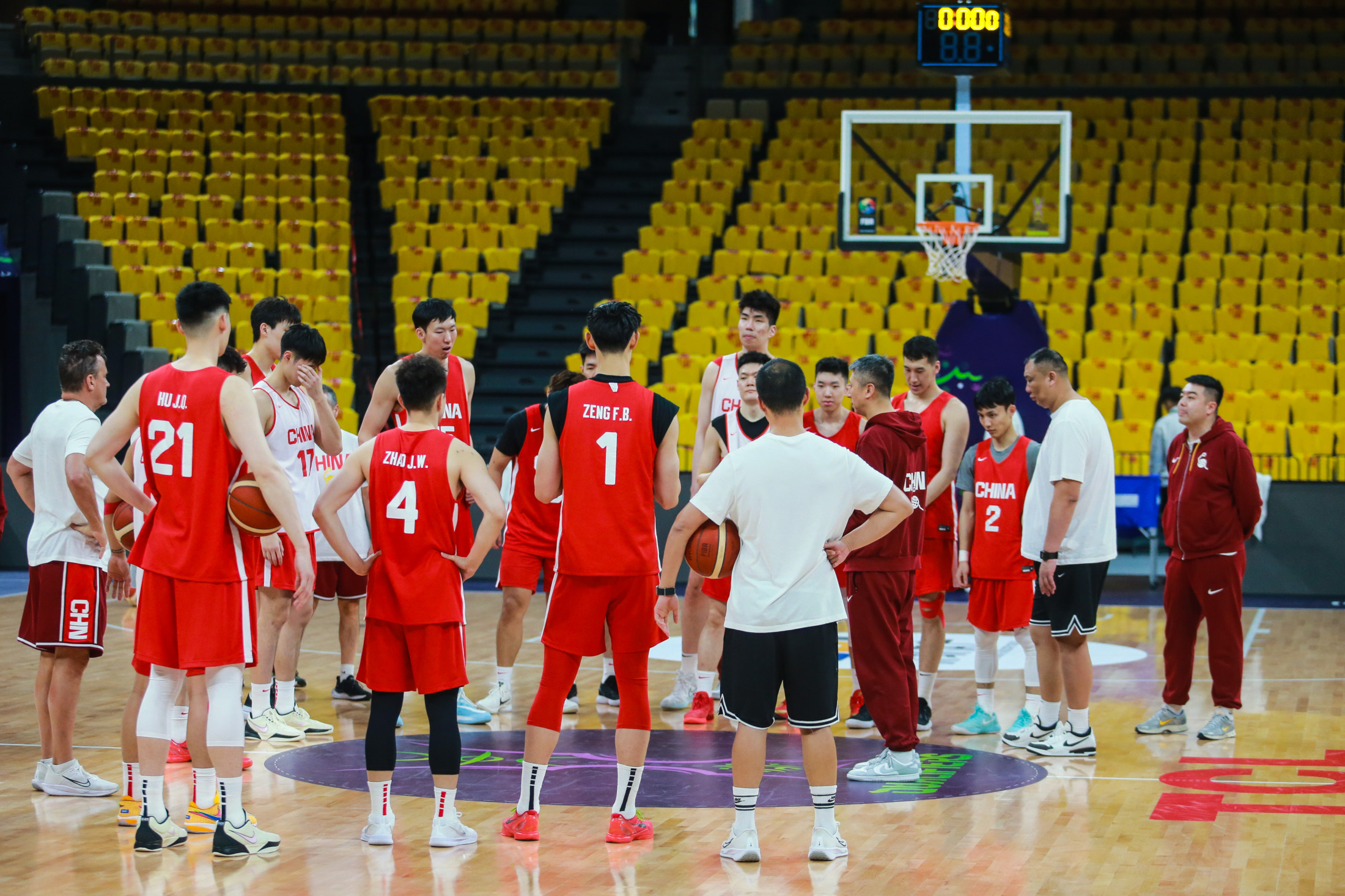 上海主场对阵深圳男篮，球迷期待